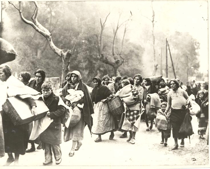 Grupo de mujeres huyendo hacia la frontera francesa al finalizar la guerra